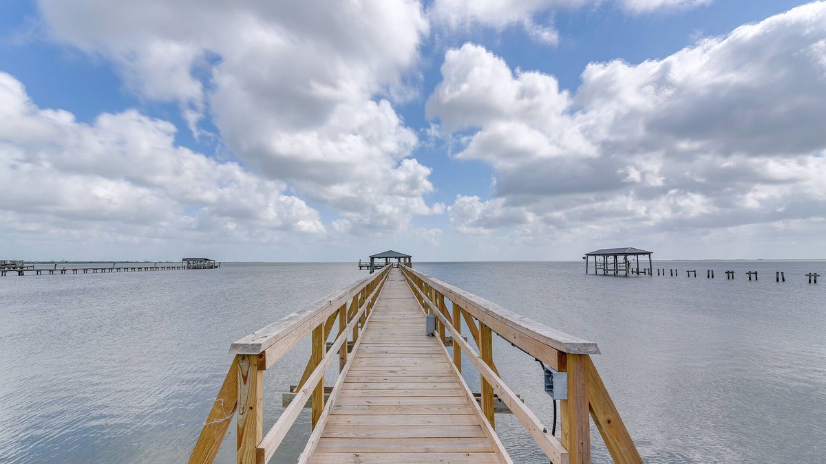 Lakeview  Jefferson County House | Pet-Friendly Port Arthur Retreat w/Fishing Pier!