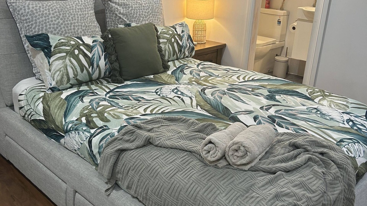 Halekulani Apartment | Pet friendly private studio, walking distance to lake