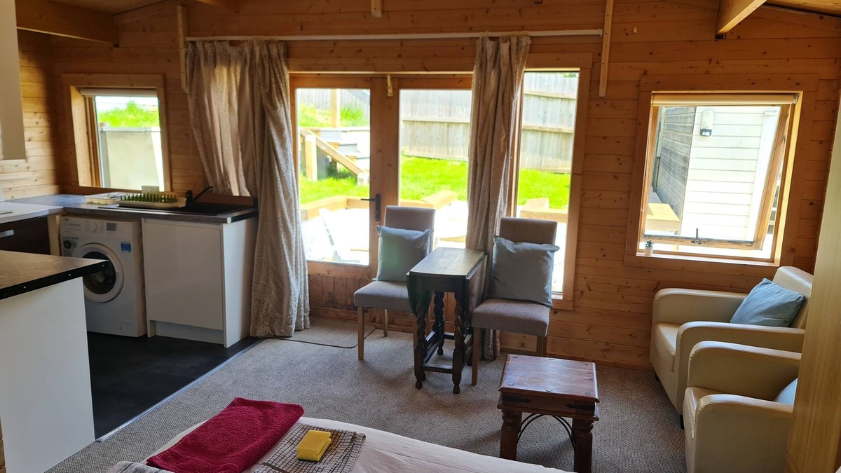 Hythe Cabin | Pet Friendly Private Cabin Town Eurotunnel Beach