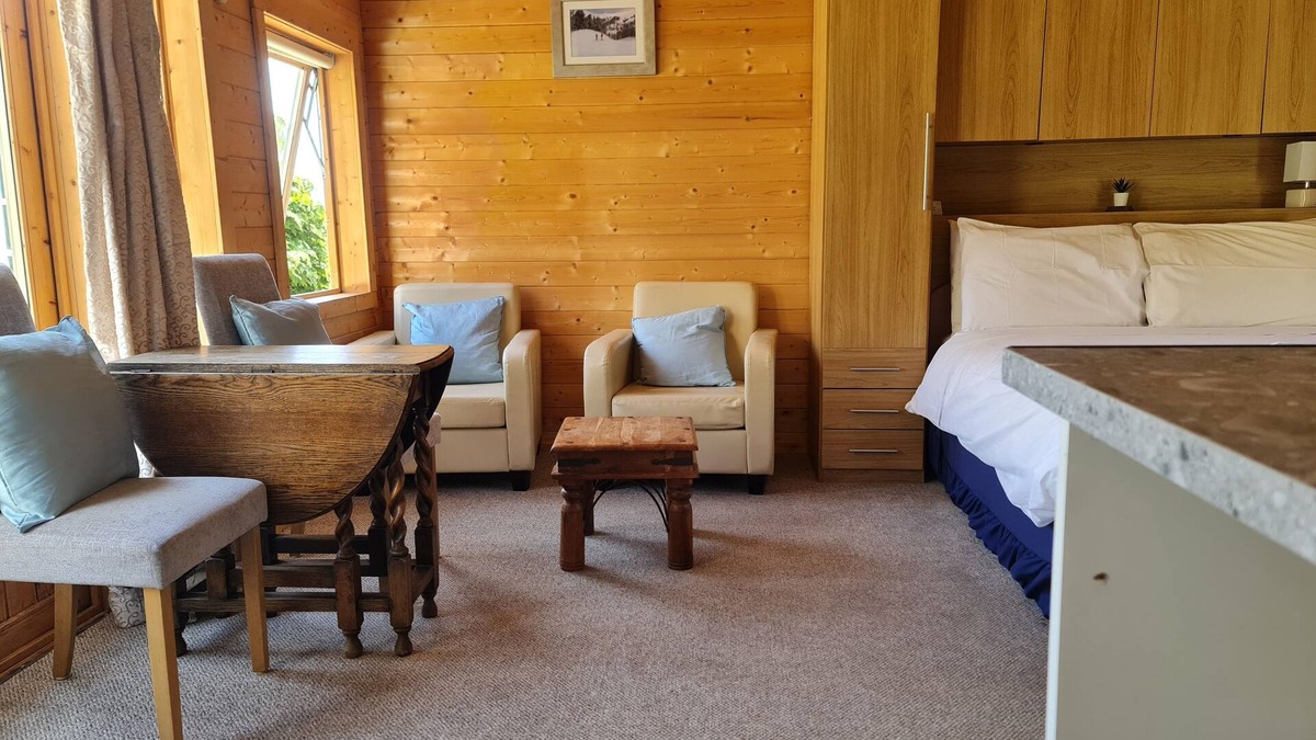Hythe Cabin | Pet Friendly Private Cabin Town Eurotunnel Beach