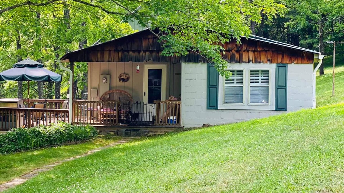 Crumpler Cottage | Pet-friendly, private, refuge. Monthly renters welcome. No extra fees.