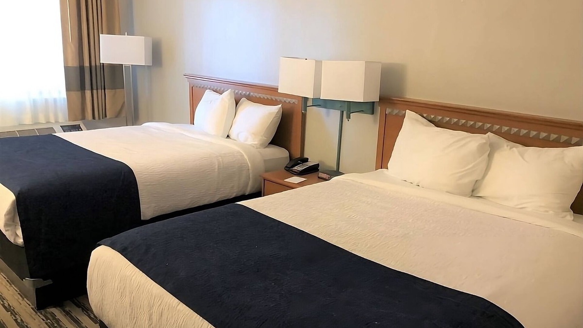 Window Rock Hotel | Pet-Friendly Property Minutes to Window Rock! W/Pool & Hot Tub, FREE Breakfast!