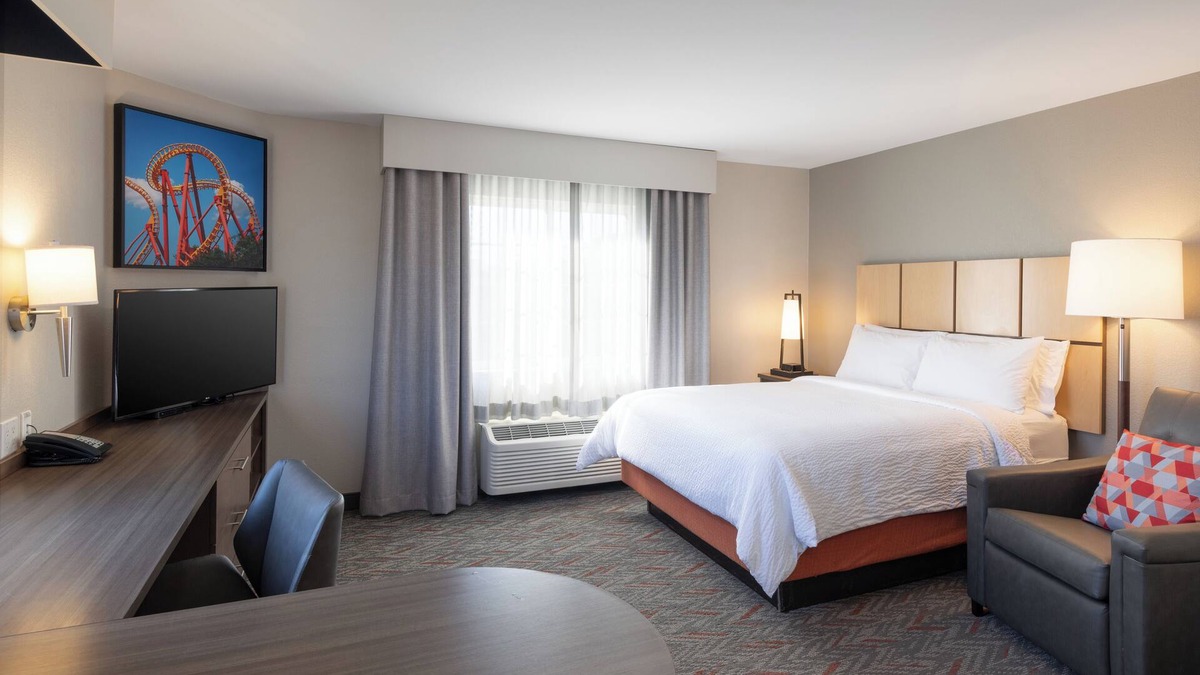 Anaheim Resort Hotel | Pet‑Friendly Queen Studio w/Kitchen, Parking, Gym, Pool - Near Disneyland!