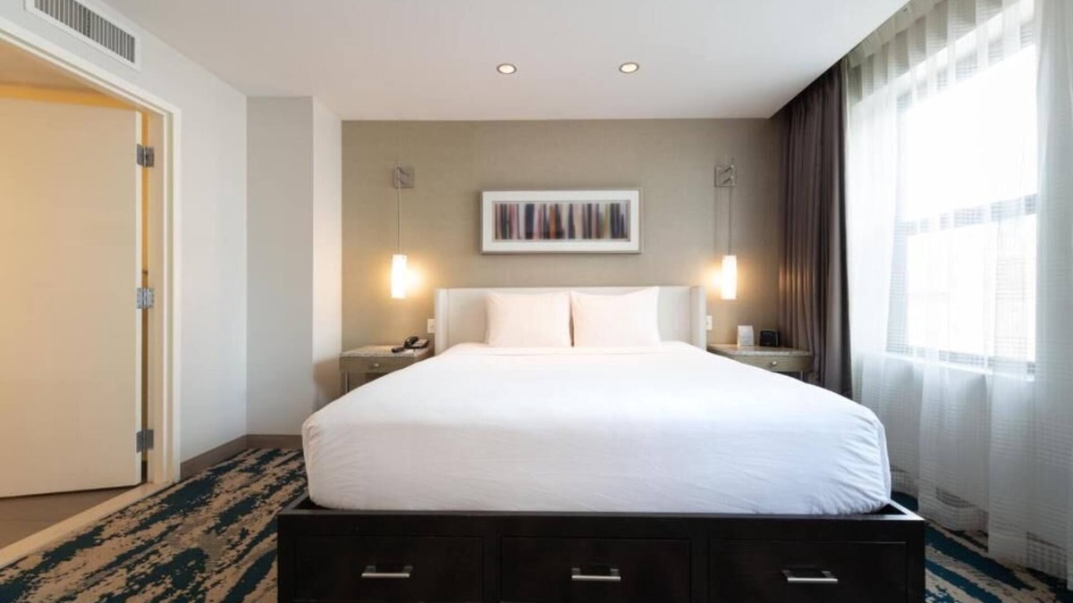 Near North Side Hotel | Pet Friendly Queen Unit! Near Chicago Attractions!