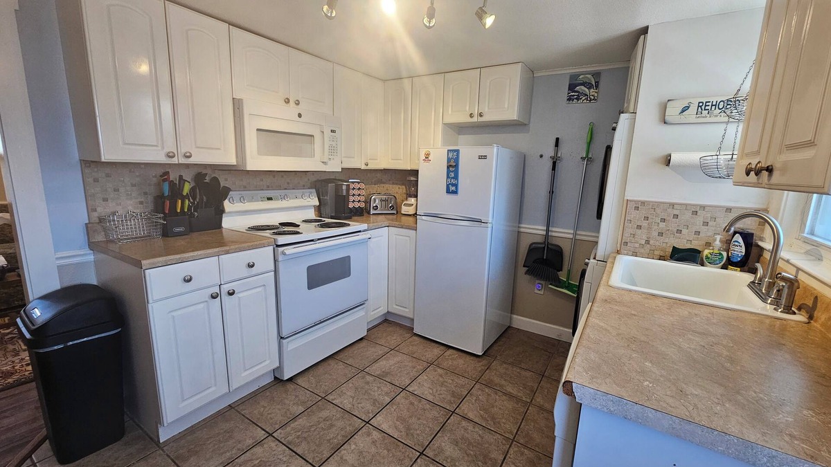 Rehoboth Beach Apartment | Pet Friendly Relaxing Getaway Private Apt Downtown Rehoboth 1.5 Blocks to Beach