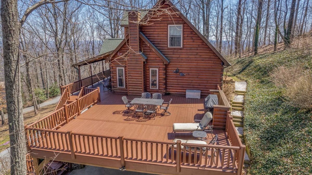 Lynn House | Pet-Friendly Retreat in Comfortable 4BR Bears Den