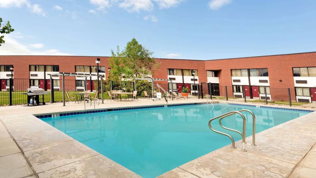 Cedar City Hotel | Pet-Friendly Retreat w/Pool Access & Breakfast! Near Dixie National Forest!