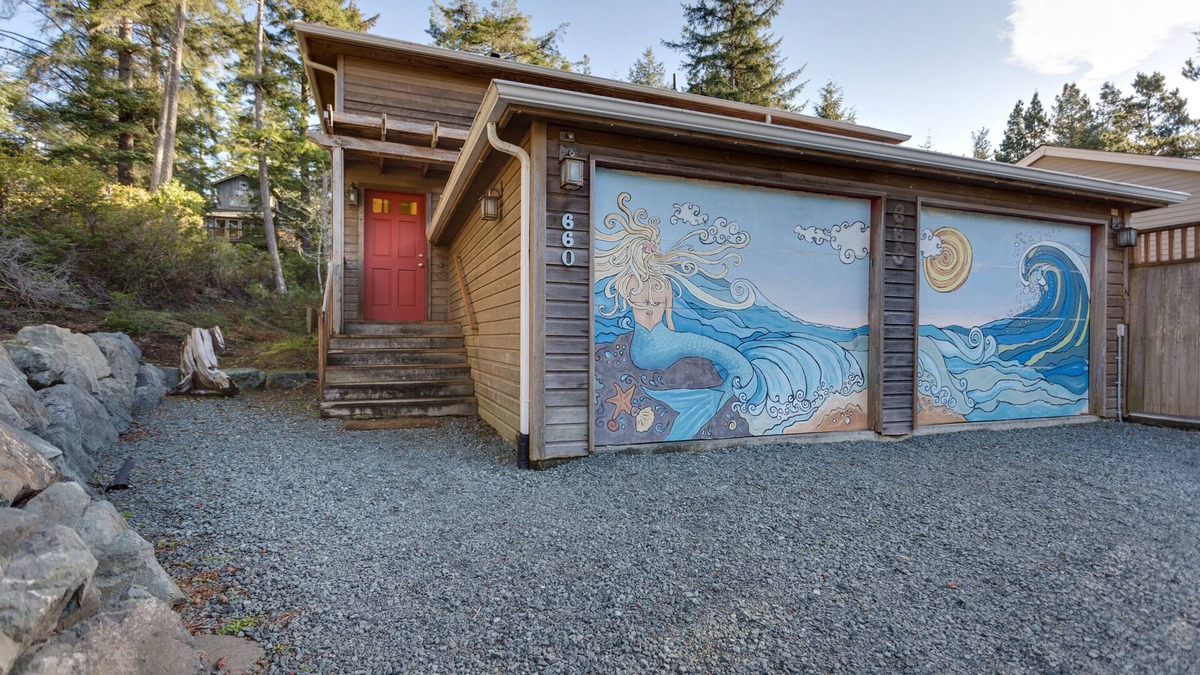 Manzanita House | Pet Friendly Retreat - 2 Blks To Beach & Town, W/Wifi, Hot Tub & Frplc, MCA#1284