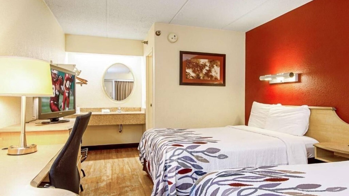 North Canton House | Pet-Friendly Room Adjacent to Westfield Belden Village Mall, Super Convenient
