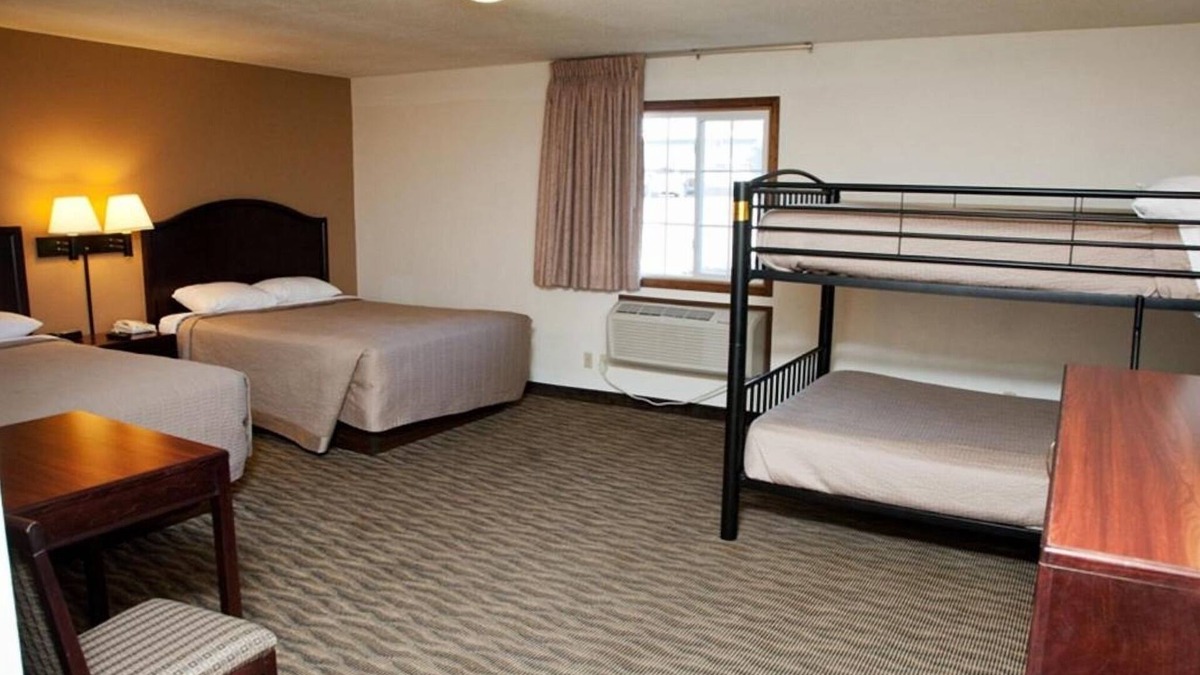 Atlantic Hotel | Pet-Friendly Room w/Complimentary Breakfast Near Iowa Western Community College