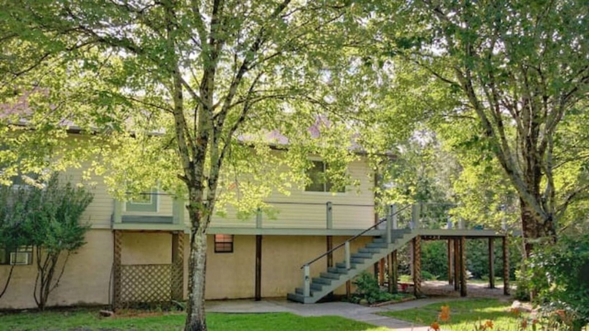 Crestview House | Pet Friendly! Rustic Crestview Cottage w/ Firepit close to Eglin AFB and Beaches
