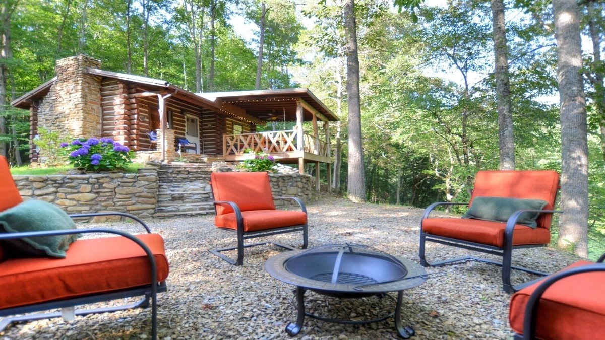 Almond House | Pet Friendly! Rustic Ridge Retreat