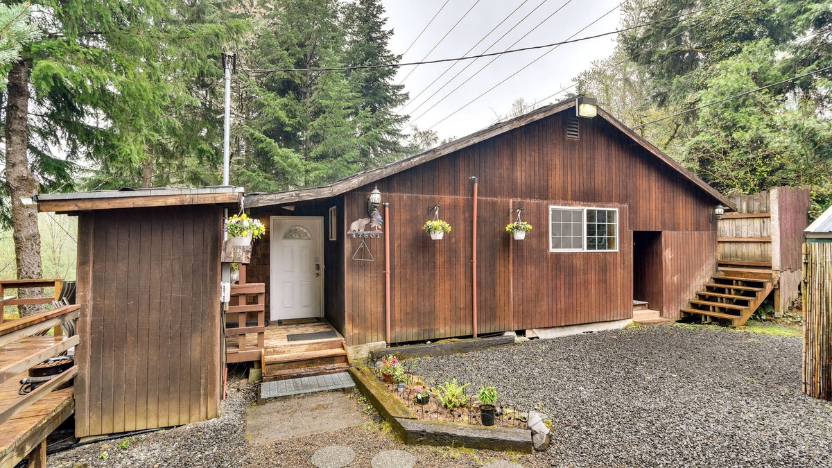 Sandy Cabin | Pet-Friendly Sandy Cabin w/ Spacious Fire Pit!