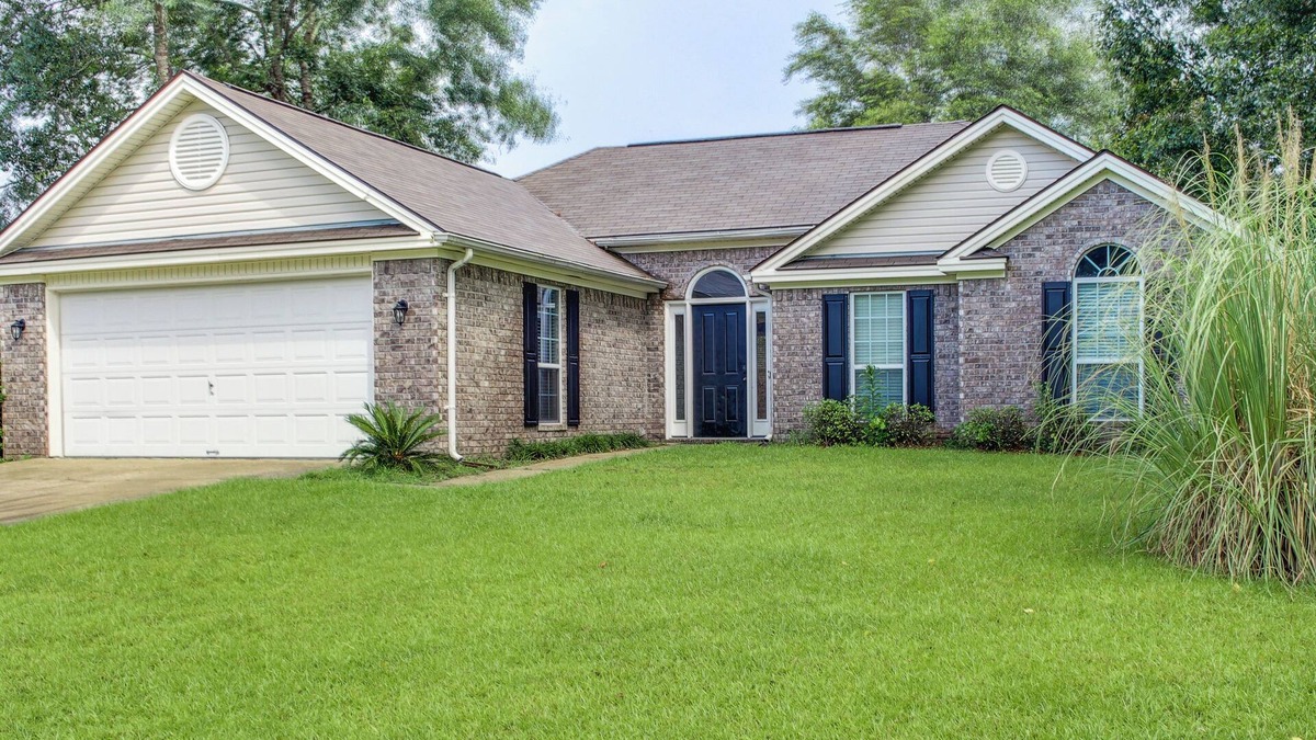 Fleming House | Pet-Friendly Savannah Rental w/Community Pool!