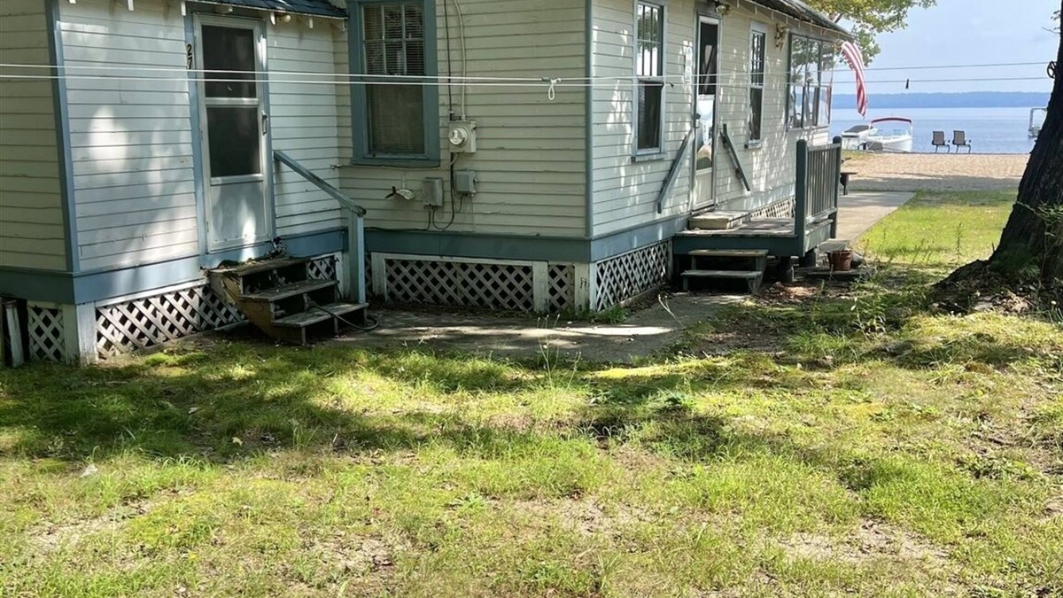 Standish Cottage | Pet friendly - SEBAGO LAKE BEACHFRONT.