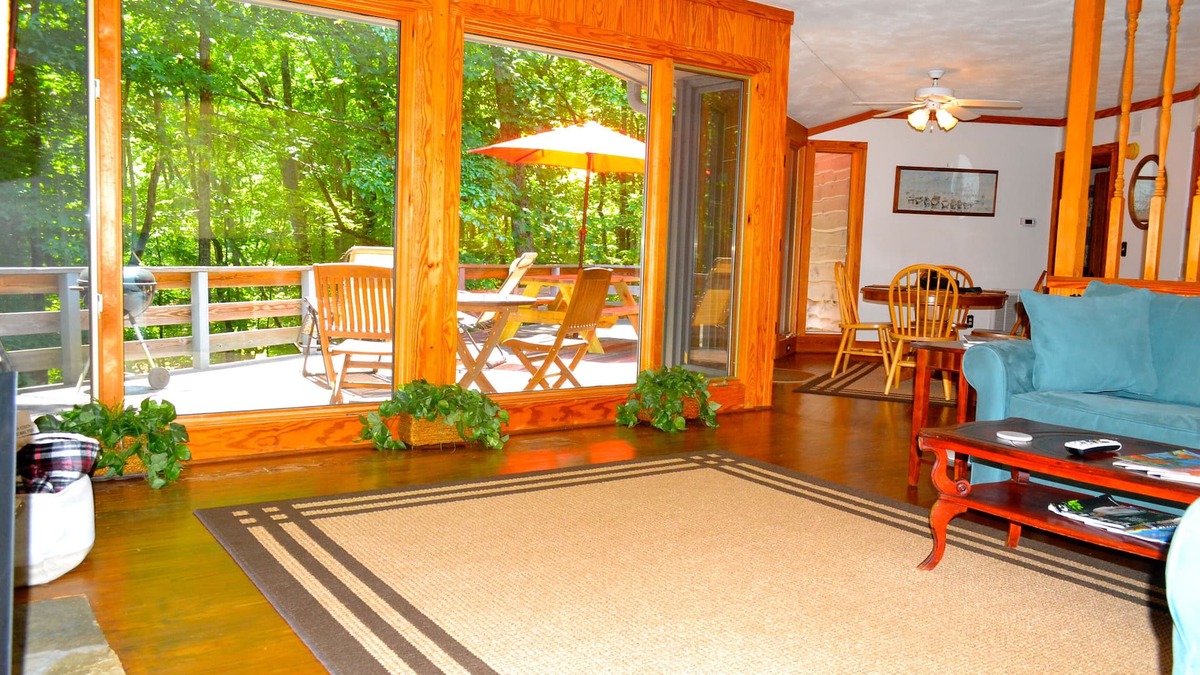 Lynn Cottage | PET FRIENDLY, SECLUDED & most PRIVATE. A GEM, near all area attractions & TIEC