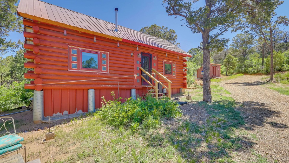 Regina Cabin | Pet-Friendly & Secluded Regina Cabin!