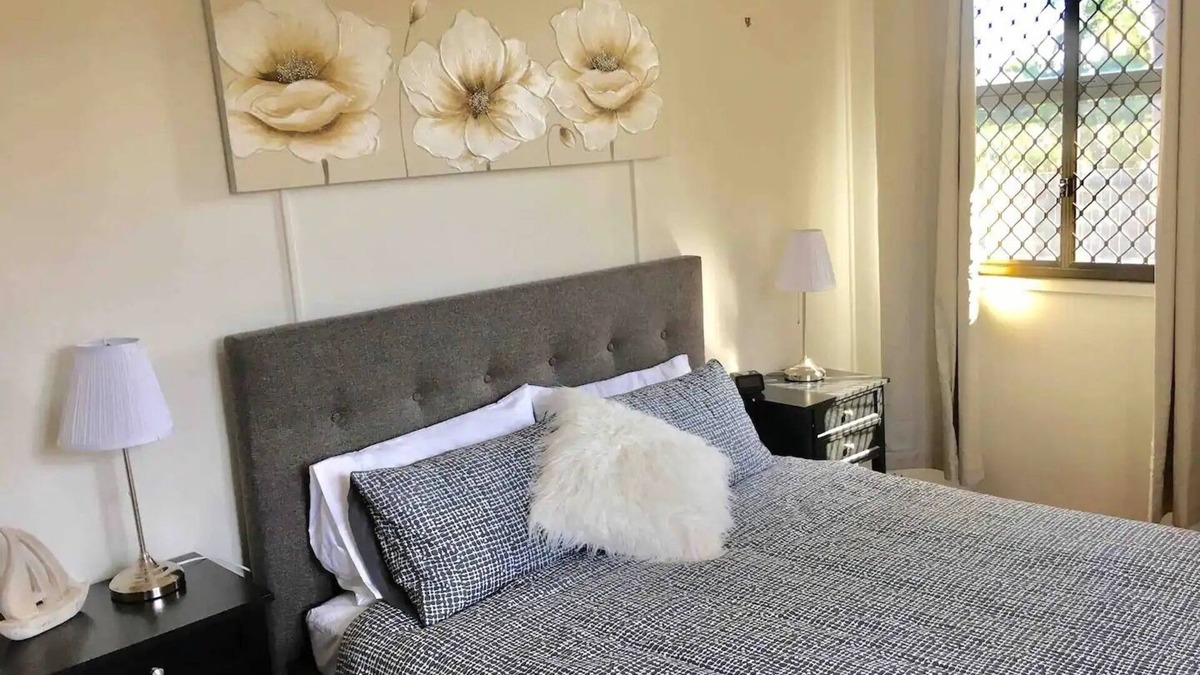 Bundaberg East House | Pet friendly Sleeps 10 Free Wifi & Netflix Air Con Minutes to Town close to park