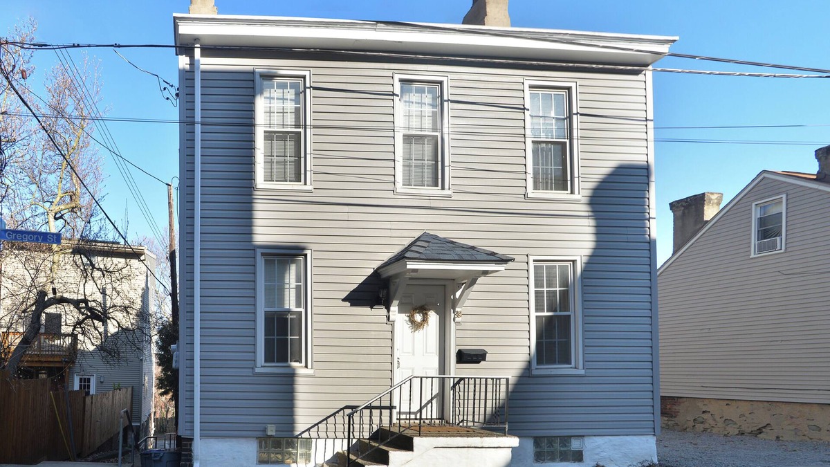 South Side Slopes House | Pet Friendly Southside 3-bedroom house with WiFi & AC Near Downtown