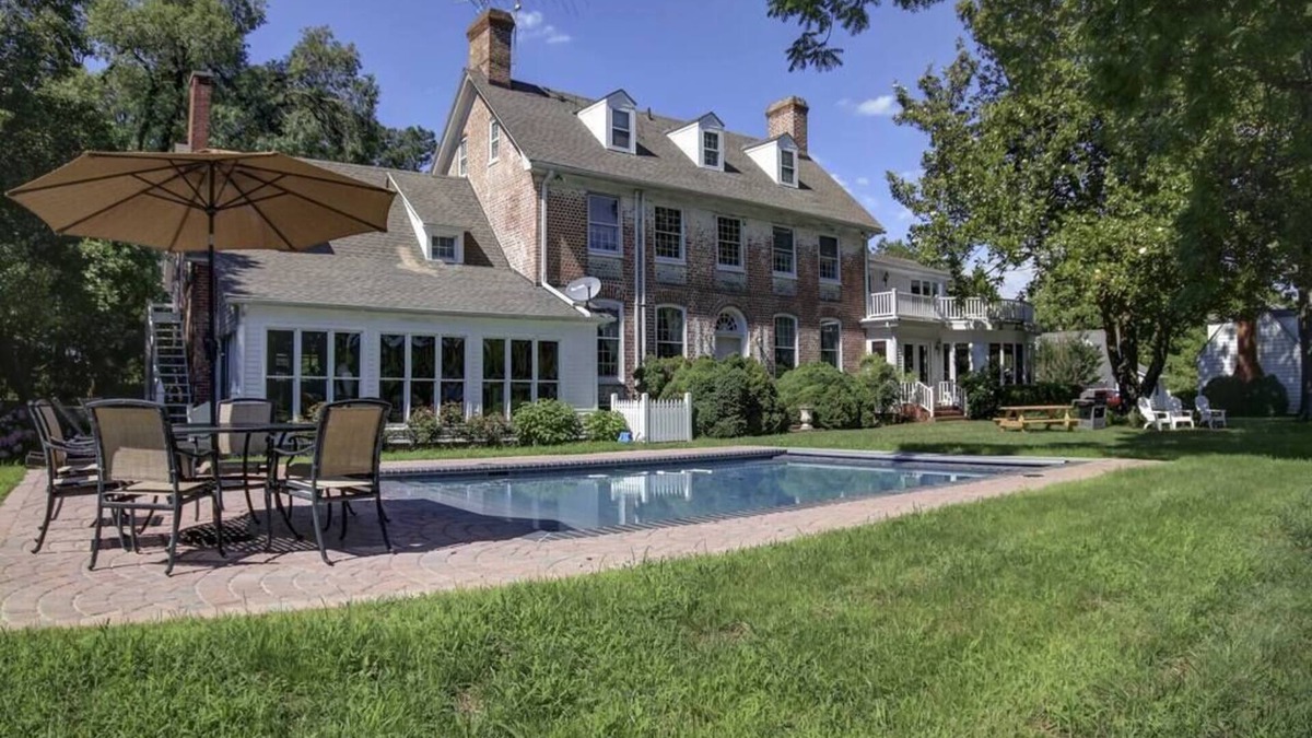 Oxford House | Pet-Friendly Stay with Pool – Relax & Unwind!