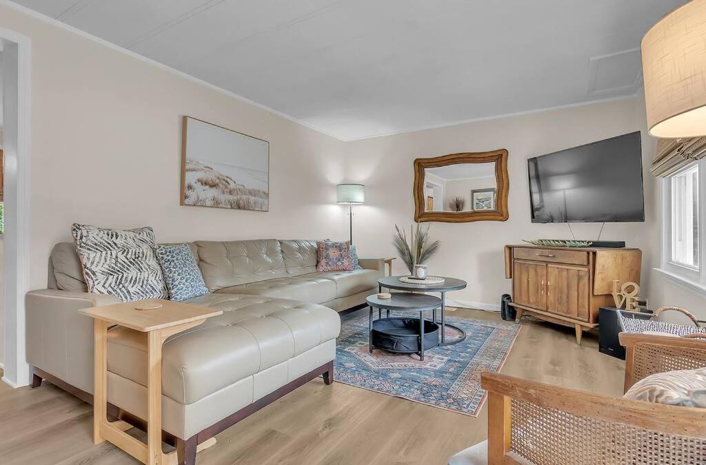 Newport House | Pet friendly - steps to water!