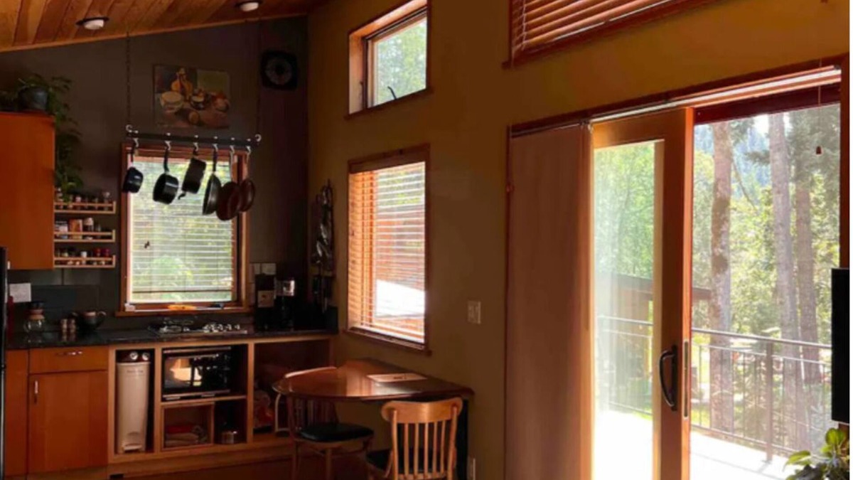 White Salmon Apartment | Pet friendly studio apartment in the woods near charming White Salmon