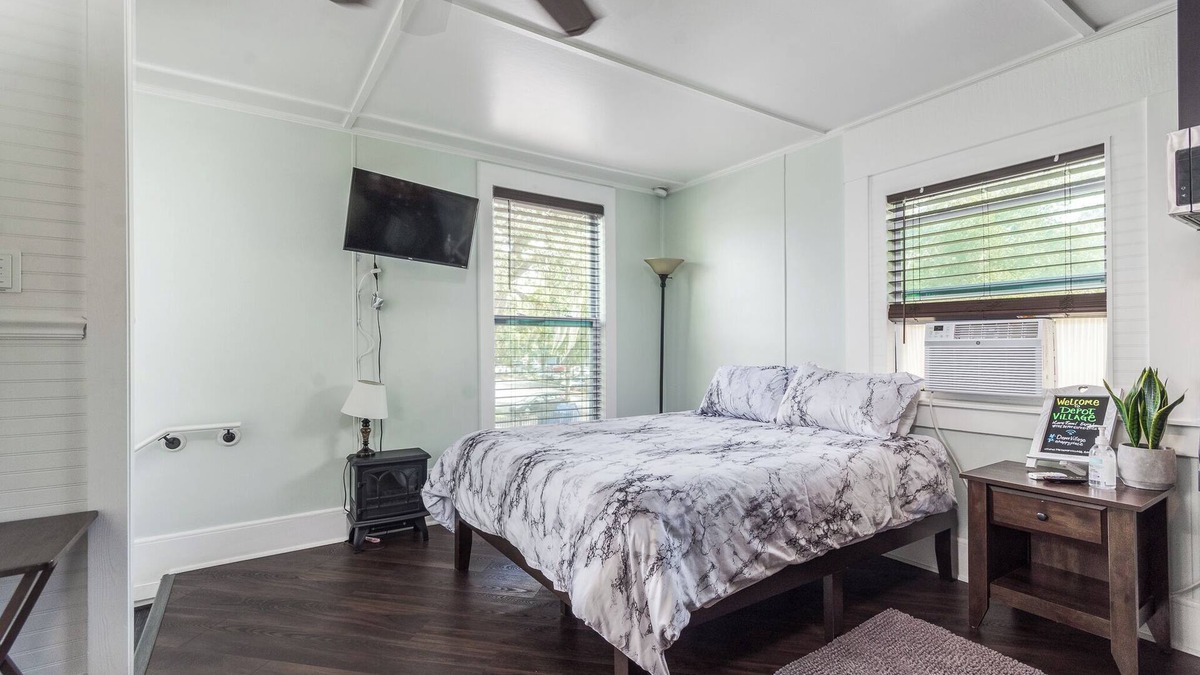 Gainesville House | Pet friendly studio on 2nd level with a full bathroom and kitchen