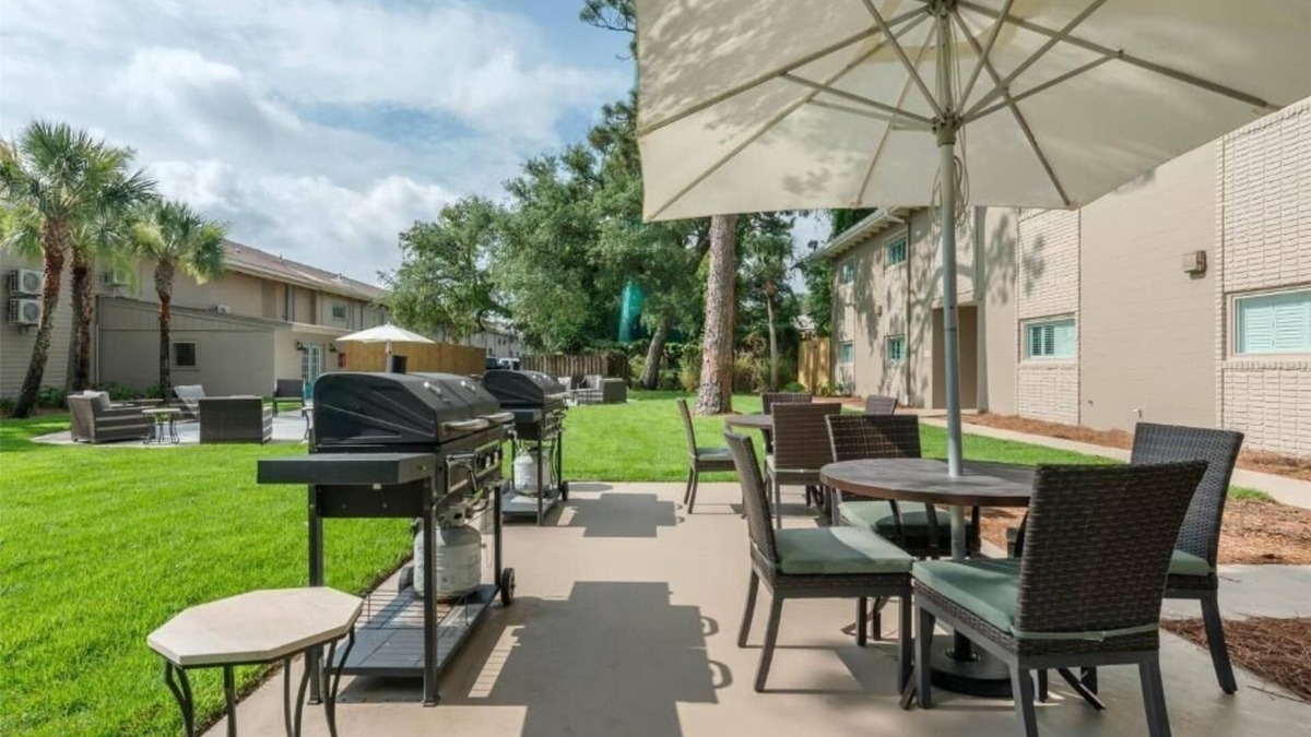 Jekyll Island Hotel | Pet-Friendly Suite Near Beach – Ideal for Families | Pool, Parking, Breakfast