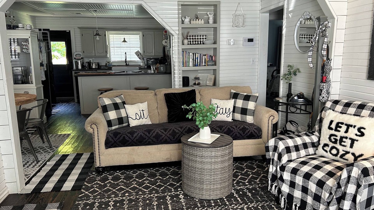 Luther Other | Pet Friendly! Super Cute Farmhouse - Fenced Yard!