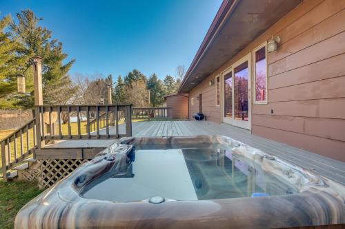 Tomahawk House | Pet-Friendly Tomahawk Home Deck and Private Hot Tub