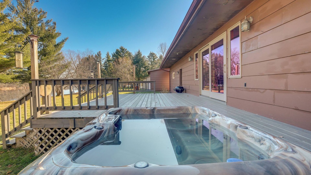 Tomahawk House | Pet-Friendly Tomahawk Home: Deck & Private Hot Tub