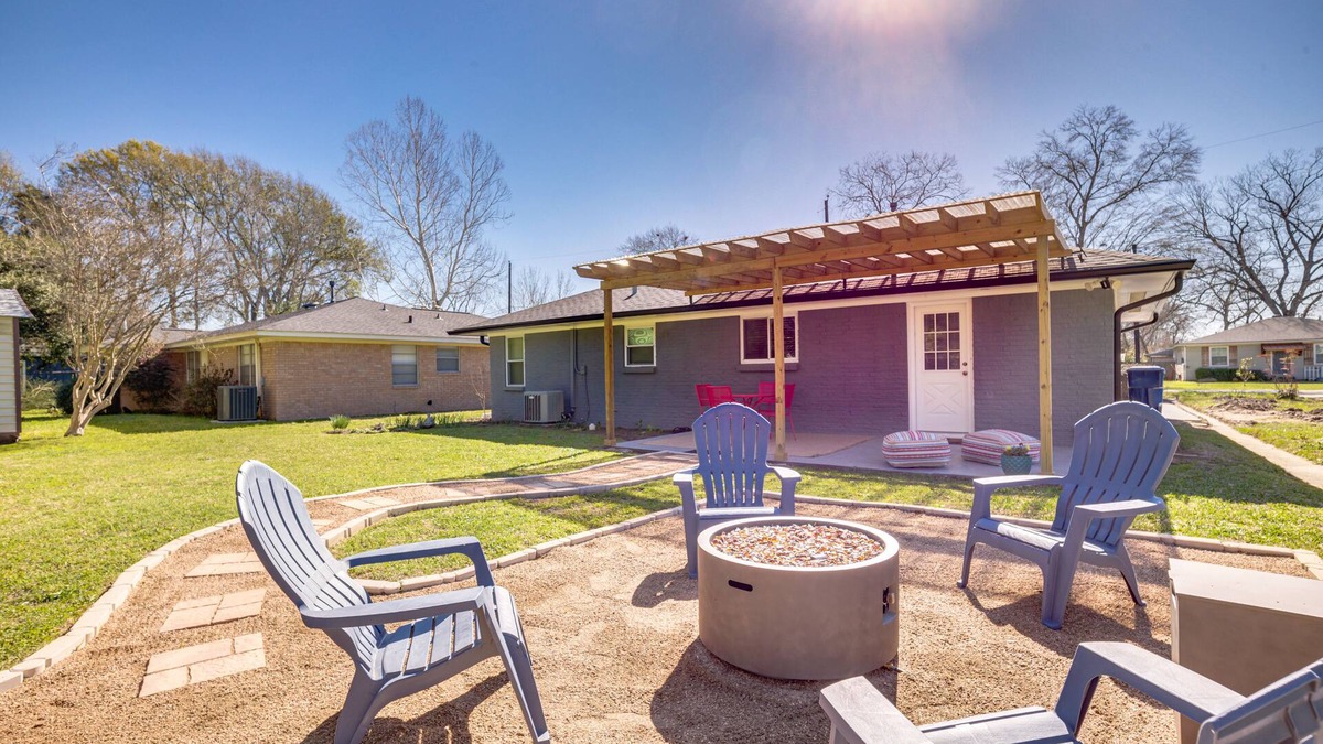 Tomball Cottage | Pet-Friendly Tomball Cottage: Steps to Downtown!
