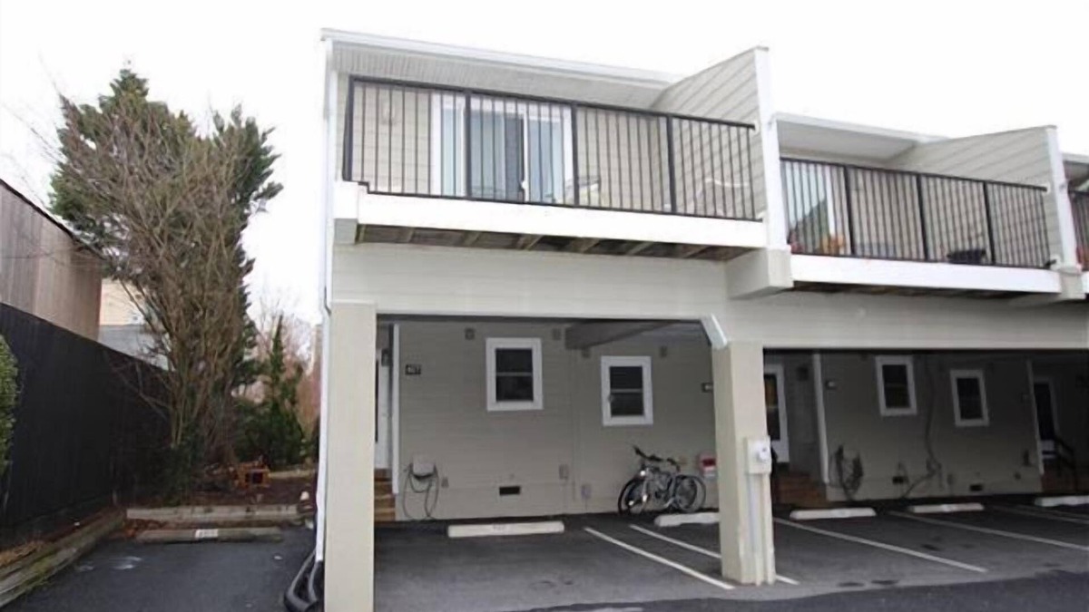 Country Club Estates House | Pet friendly town home, located in the center of Rehoboth.
