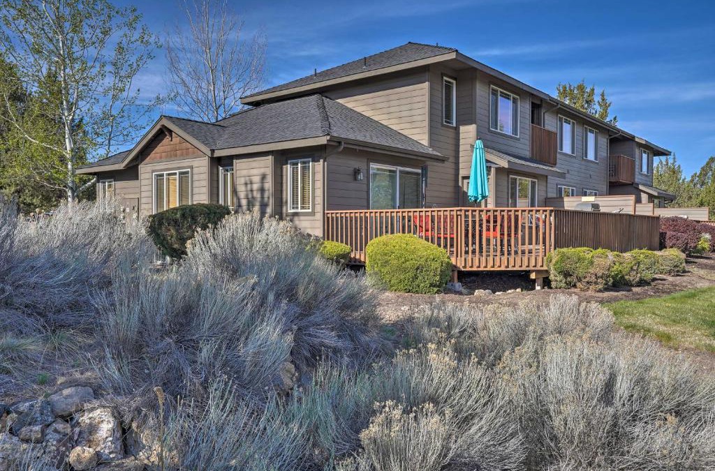 Redmond House | Pet-Friendly Townhome with Hot Tub in Redmond!