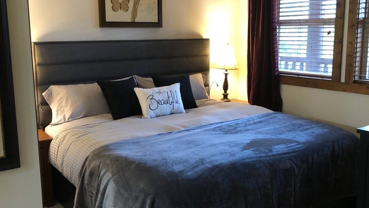 Okanagan-Similkameen Condo | Pet Friendly Vacation Condo with Updated Appliances & KING BED, Overlooking pool