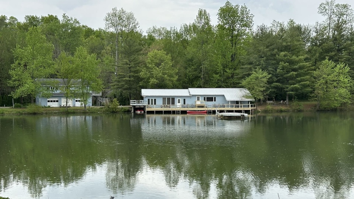 Albany Cottage | Pet Friendly Vacation Rental w/hot tub on 6-Acre Lake near Hocking Hills