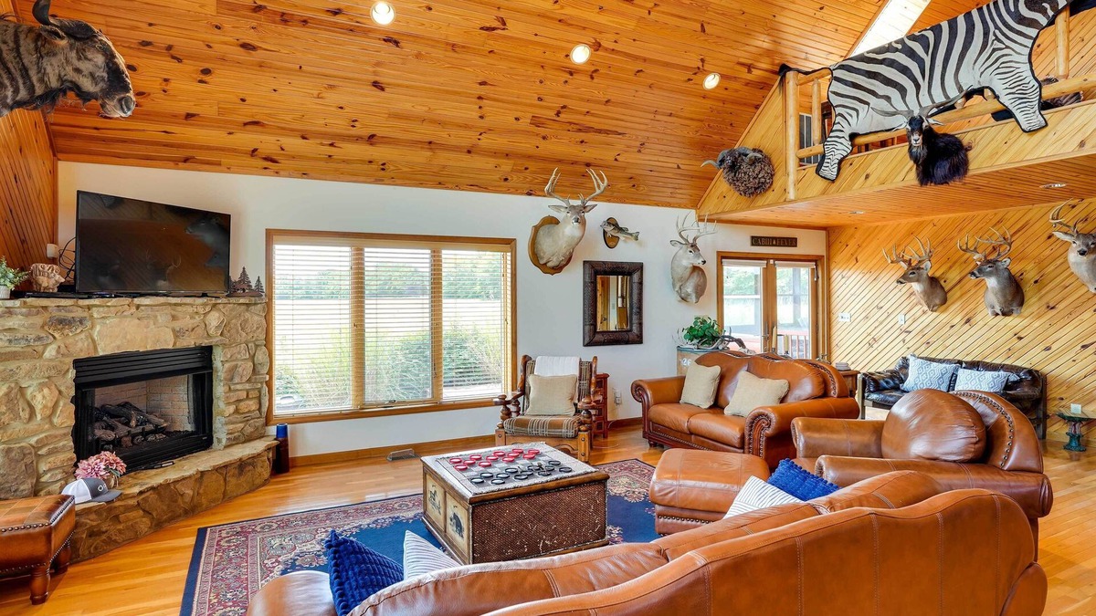 Vienna Cabin | Pet-Friendly Vienna Cabin w/Screened-In Porch!