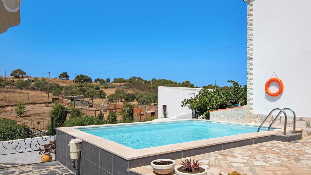 Martim Longo Villa | Pet-Friendly Villa 'Casa dos Jotas' with Pool & Wi-Fi