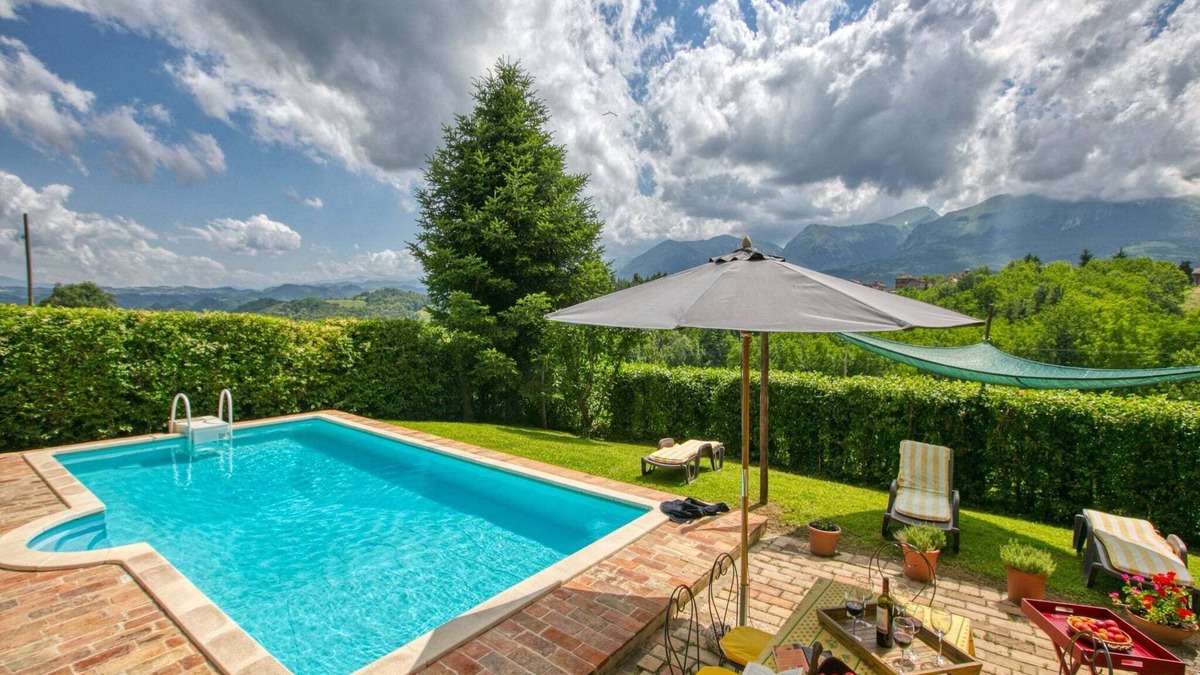 Amandola Villa | Pet-Friendly Villa with Garden