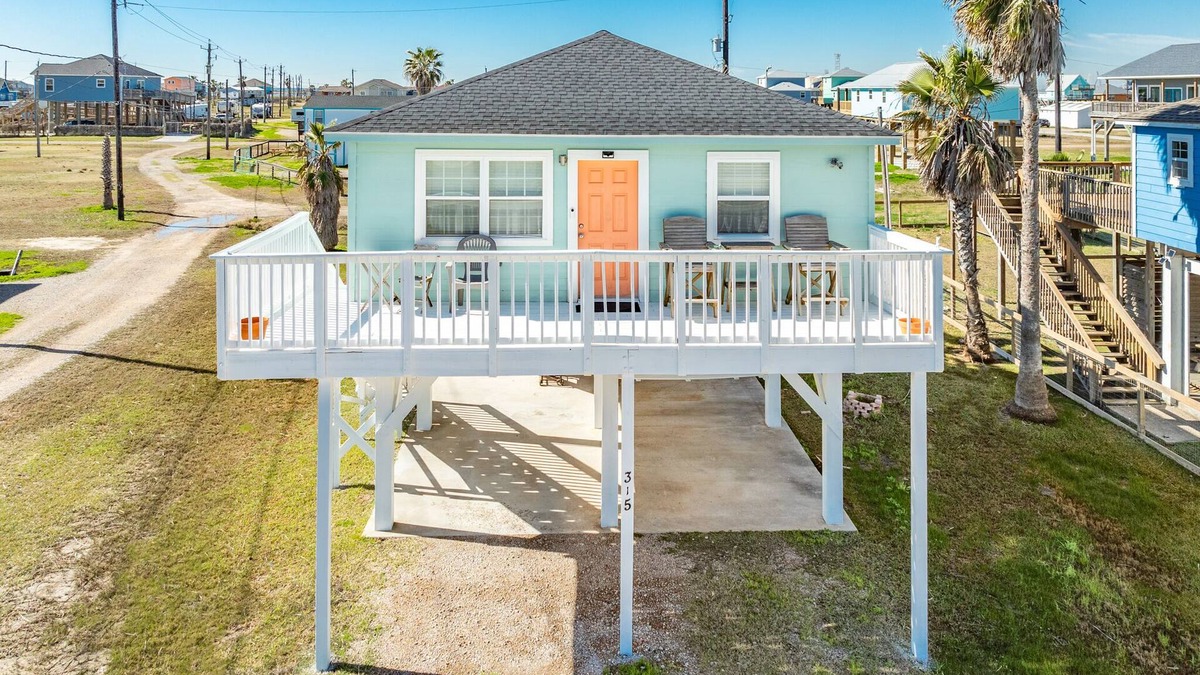 Surfside Beach Cottage | Pet Friendly - Walk to the warm October Waters of the Gulf, Cozy Home