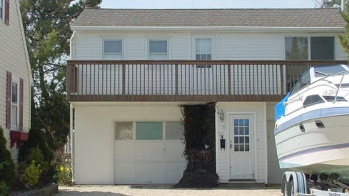 North Beach Haven Cottage | Pet Friendly. WiFi. Beach Badges. Outdoor shower. WD. Oceanside. All new.