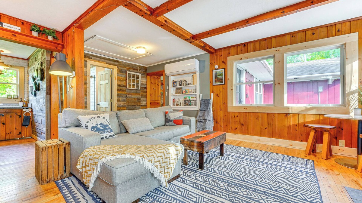 Wilmington Cabin | Pet-Friendly Wilmington Retreat w/Hot Tub!