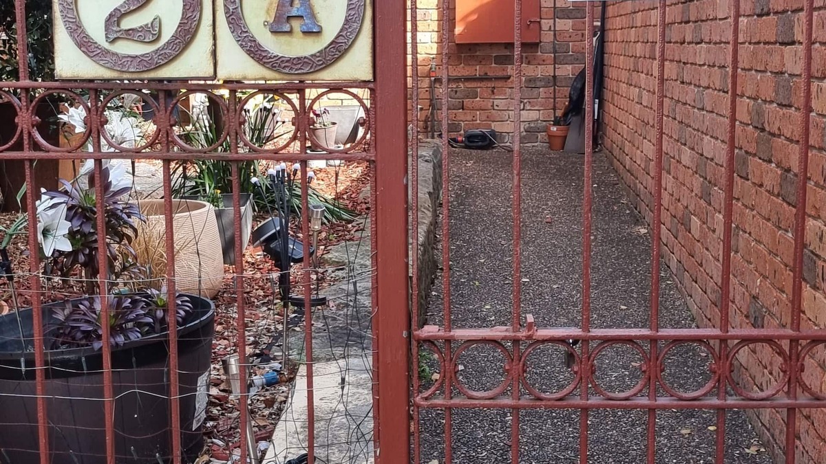 Bass Hill House | Pet FriendlynLarge 3 Bedroom House n2 Living AreasnEnsuite & Outdoor Areas