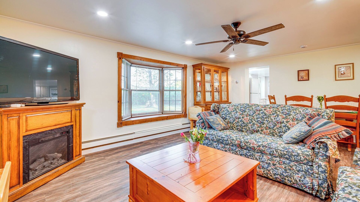 West Tuckerton House | Pet-Friendly Little Egg Harbor Home w/Fenced Yard