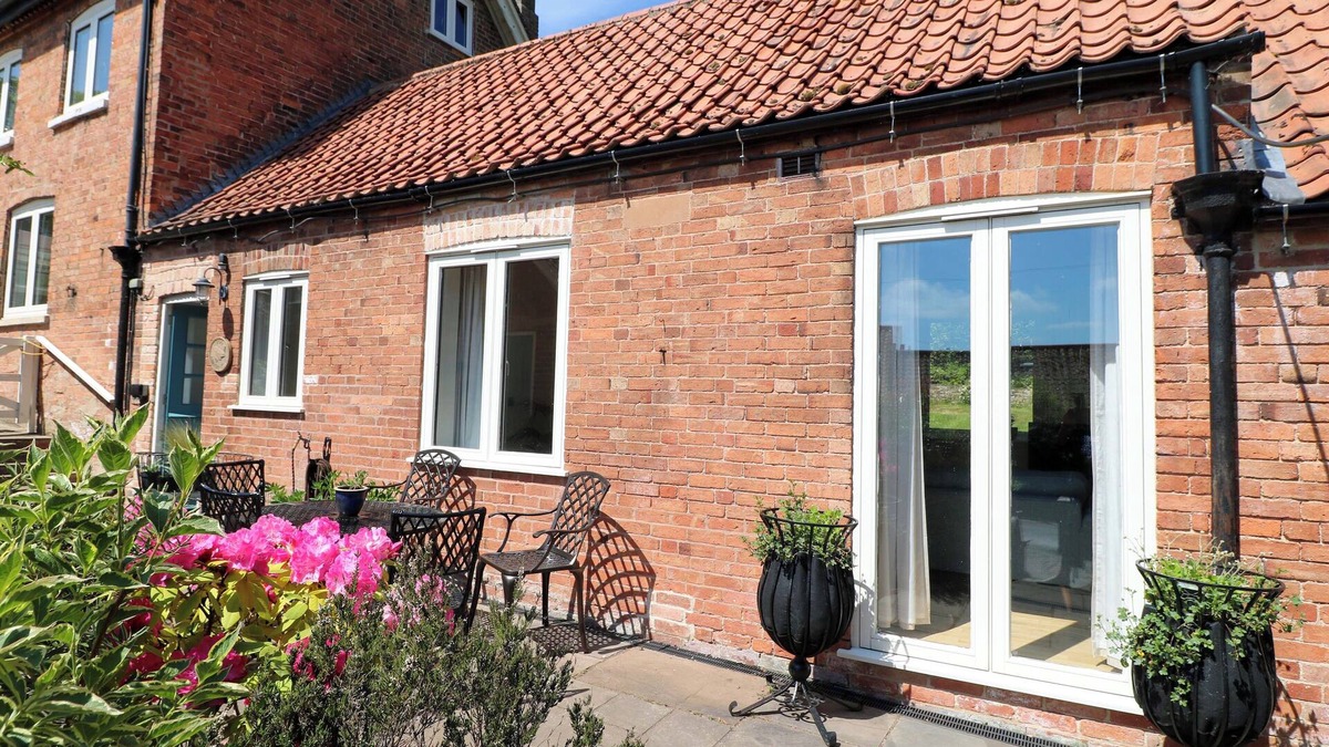 Kneesall Cottage | PETAL COTTAGE, with a garden in Tuxford