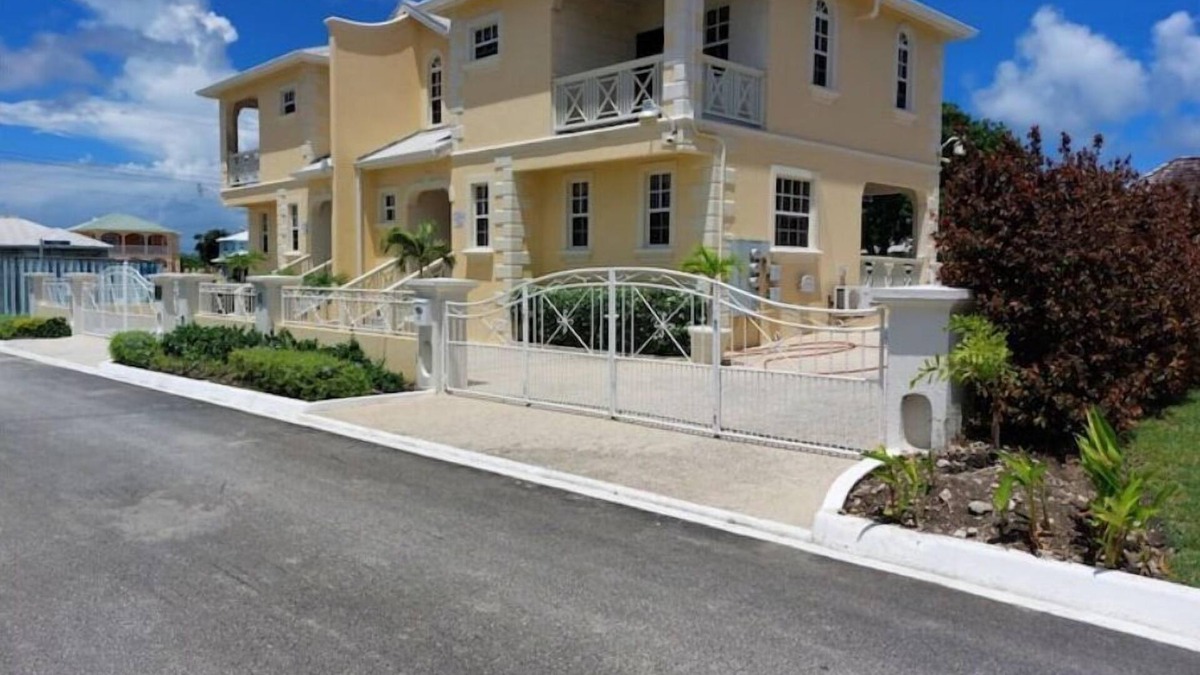 Bowling Alley Hill House | Pete's Villa Townhouse 74 A