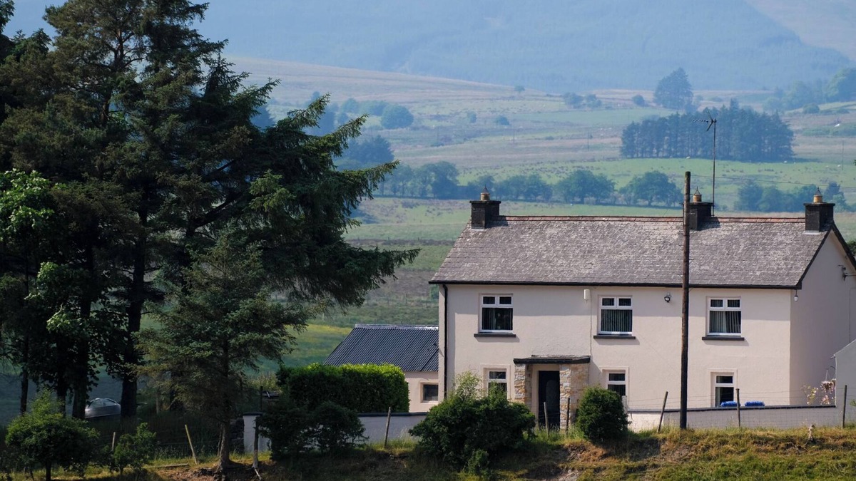 Cookstown Cottage | PETER'S FARMHOUSE, pet friendly in Cookstown, County Tyrone