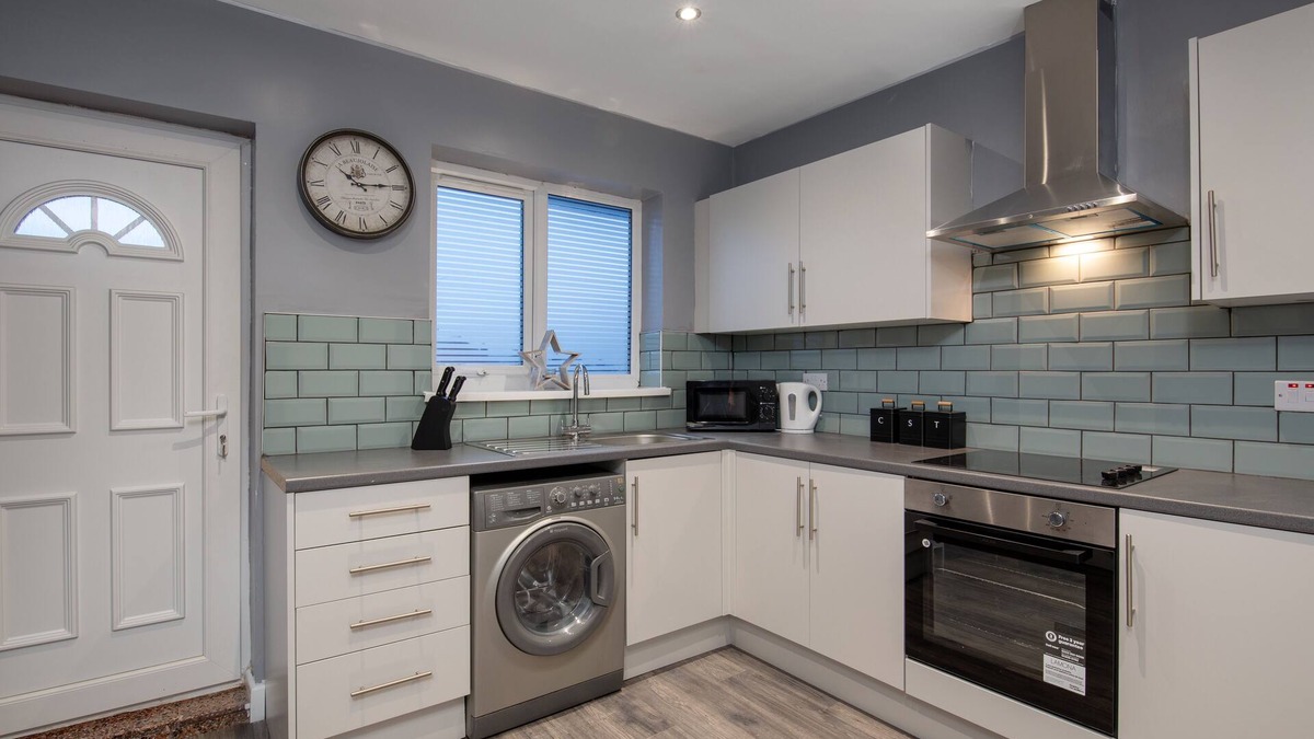 Peterlee Apartment | Peterlee Central Apartment Sleeping 16 guests