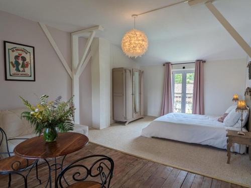 Chadurie House | Petit gîte romantique avec piscine couverte, jardin et animaux, proche de la nature à Chadurie - FR-1-653-234