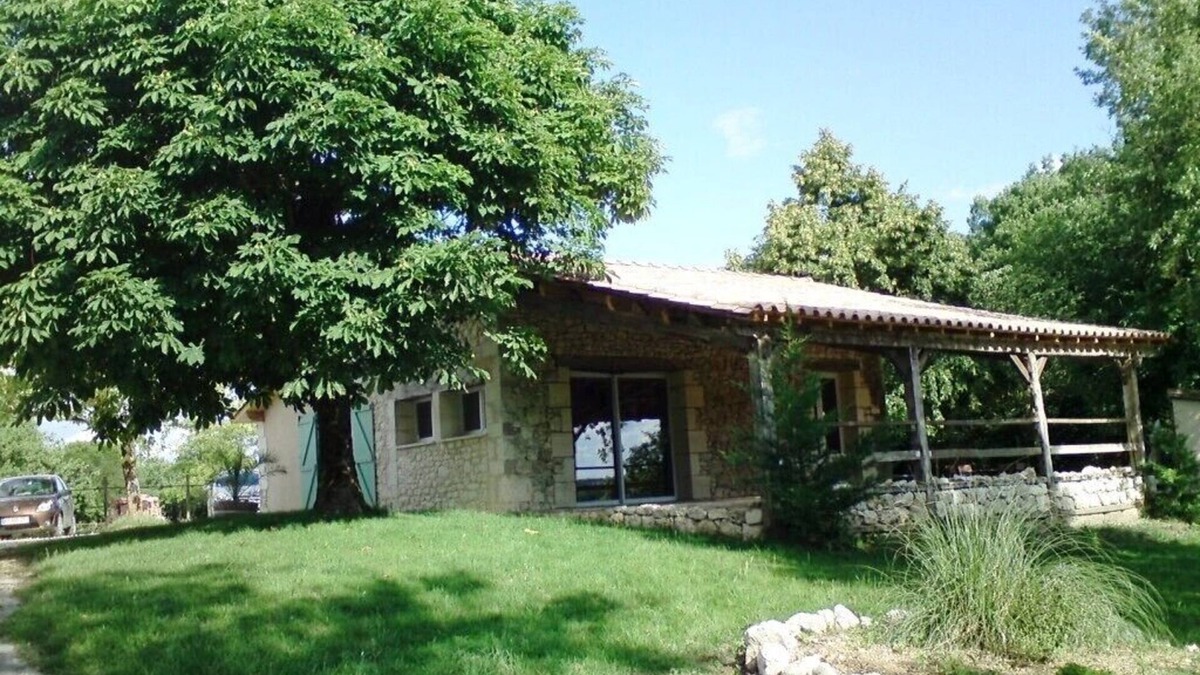 Monsaguel House | Petit Pech Bouquet: stone cottage on a hill overlooking the valley